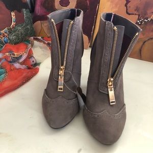 TOMMY HILFIGER light khaki gray suede boots